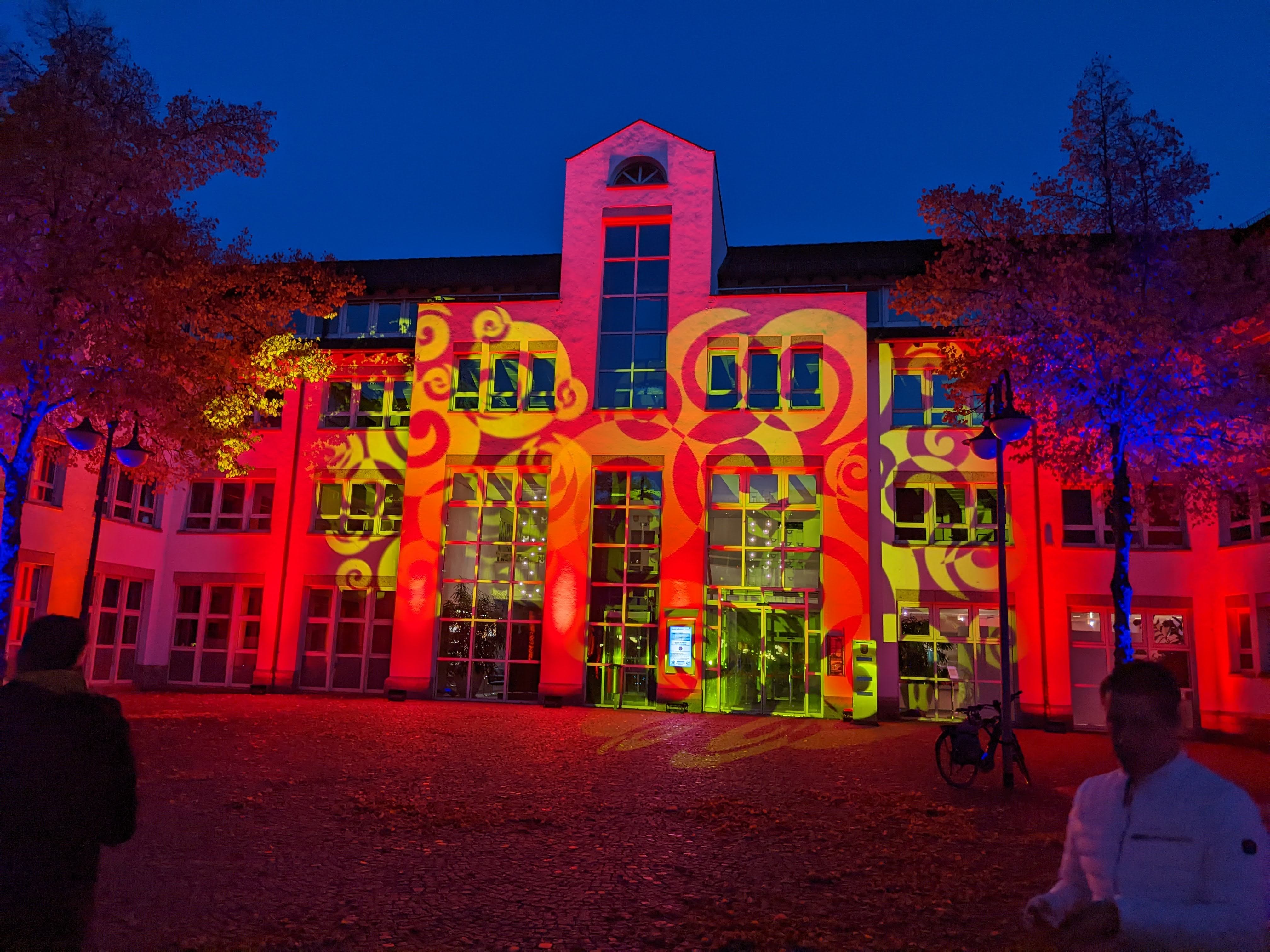 Gebäudeillumination in Orange und Rot